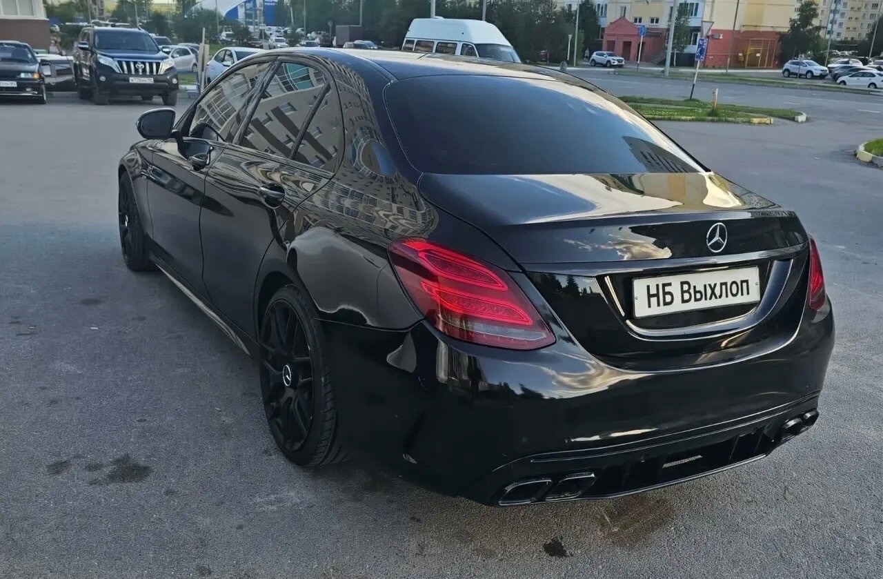 Чёрный Mercedes C-класса W205 с табличкой НБ Выхлоп