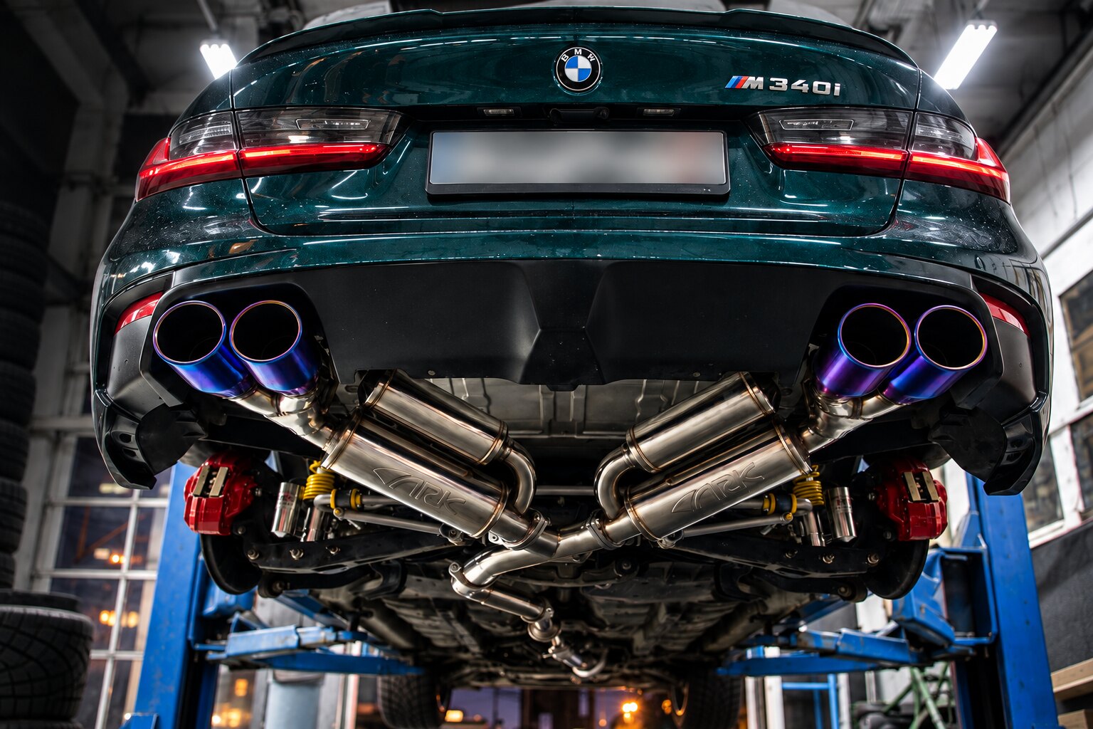BMW M340i на подъёмнике: раздвоенный выхлоп из нержавейки с двумя глушителями и четырьмя насадками